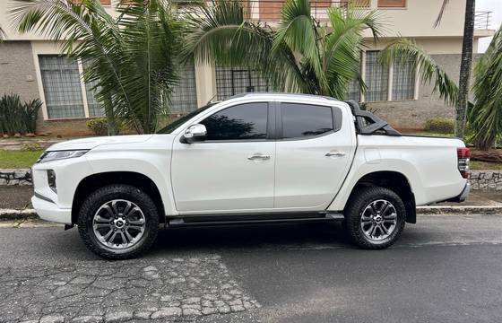 MITSUBISHI L200 TRITON 2.4 16V TURBO DIESEL SPORT HPE-S CD 4P 4X4 AUTOMÁTICO MITSUBISHI L200 TRITON 2.4 16V TURBO DIESEL SPORT HPE-S CD 4P 4X4 AUTOMÁTICO